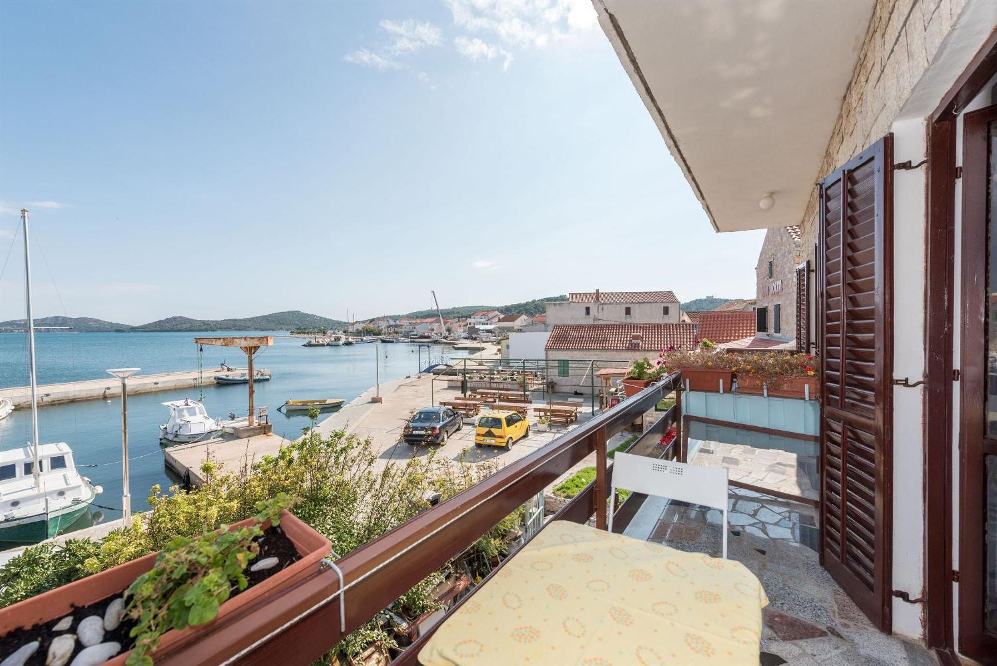 Apartments Mili - Near The Sea And The Centar Of Place Betina  Esterno foto